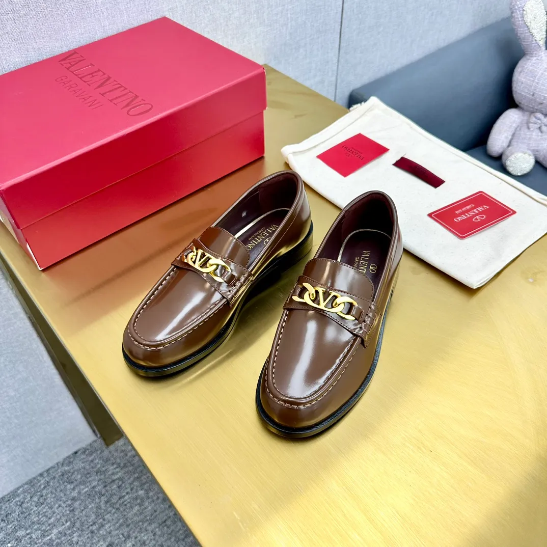 👟👟Ex-factory price 640👟👟 (genuine leather sole) 2024 [VALENTINO] Valentino's early spring fashionable slip-on loafers are hot new🆕 Versatile style with temperament💃🏻 Slay the whole audience immediately when you put it on [Love] The ultra-simple design is more timeless and attractive! Fashionable and neat feeling, it is a magic tool for increasing your height and slimming down ✨ The shoe collar is specially added with anti-wear latex! You won't feel tired after walking all day long🦶🏻 The upper is made of open-edge beaded cowhide fabric and matched with calfskin lining, which is full of texture. The bottom thickness is 4.0cm. Color: black, brown, coffee. Size: 35-40. Available from factory.